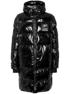 black padded design quilted high-shine finish appliqué logo elasticated cuffs classic hood funnel neck front zip fastening two press-stud fastening side pockets straight hem Man Down, Padded Coat, Sport Man, Down Coat, Funnel Neck, Press Studs, Knit Cuff, Dolce & Gabbana, Sport Coat