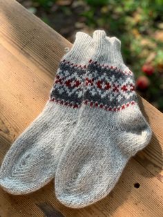 Nordic Ornaments, Warm Winter Socks, Handmade Christmas Presents, Wool Boots, Boots Socks, Woolen Clothes, Woolen Socks, Sweater Bags, Winter Socks