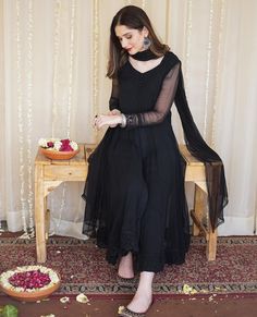 Dress Design Pakistani, Dresses Dinner Party, Anarkali Dress Pattern, Dresses Dinner, Pakistani Fancy Dresses, Pakistani Dresses Casual, Eid Dresses, Kurti Designs Party Wear, Simple Pakistani Dresses