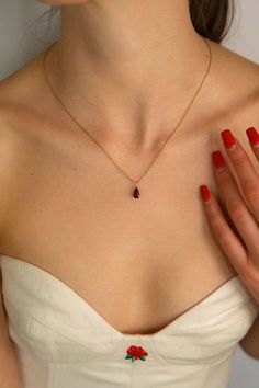 Necklace Pendant Ideas Gold, Garnet Drop Necklace, Gold Necklace With Red Stone, Elegant Simple Jewelry, Red Prom Dress Jewelry Ideas, Gold Red Necklace, Red Briolette Necklace For Formal Occasions, Red Rose Necklace, Fine Jewelry Drop Necklace As Gift