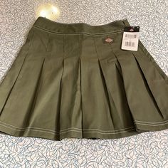 Great Dickies Pleated Skirt. Nice Shade Of Military Green With Contrast White Stitching. Hidden Side Zipper Closure. This Is New With Tag And Is Size 25. Dickies Skirt, Pleated Skirt Short, Face Aesthetic, Hairdo For Long Hair, Fall Skirts, Green Shorts, Green Skirt, Military Green, Fall Fashion