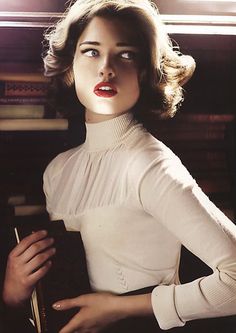 Vintage Haircuts, Style Turtleneck, Costume Noir, Classic Feminine, Round Face Haircuts, Style Women, Hollywood Glamour