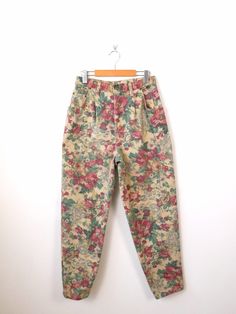 Vintage Beige/Floral High waist Tapered Pleated Jeans. Measurements Total Length : 40" Waist              : 27" Hips                : 40" Rise                 : 13" Inseam           : 28 1/2" Condition      : Gently used. There's no stains or holes. Good condition. ※Please read the policy before you purchase※ Pleated Jeans, Jean Beige, Womens Trousers, Jean Vintage, Trousers Women, Capri Pants, High Waist, Trousers, High Waisted