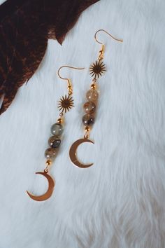 Quartz. Known as the Power crystal. Assist with Mental Strength Moon Dangle Earrings, Earring Making Ideas, Diy Crystal Earrings, Beaded Jewelry Ideas, Dangle Bead Earrings, Diy Earrings Dangle, Crystal Diy, Earthy Jewelry, Beaded Earrings Diy