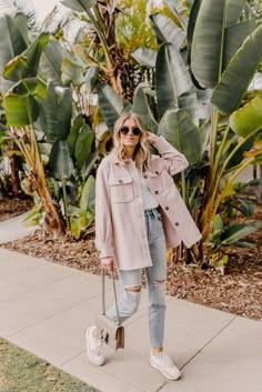 Shacket Outfit Women, Comfy Spring Outfits, Shacket Outfit, Athleisure Trend, Elegante Casual, Fashion Weeks, Pink Jacket, Outfits Casuales, Ripped Jeans