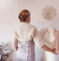 Fine knit-Bolero  Super soft and light - this shrug made of fine alpaca and silk! It is knitted by hand on the machine, in the middle is a beautiful wave pattern incorporated. The sleeves are comfortably wide and have a 3/4 length. A great accessory for cool summer evenings, as a bolero for a fine dress, for a wedding, in the theatre as a shoulder warmer - for many occasions and also for street style in jeans! No matter how, whether in summer over a crop top or dress, in winter over a long sleeve shirt - the bolero snuggles wonderfully softly and lightly over your shoulders! Ideal for all seasons Sizes: > S/M/L/XL  > Colors: light-beige, black > 77% alpaca 23% silk  > hand machine knitted  Thanks for your faible for handmade clothes, have fun! ► https://www.etsy.com/de/listing/792344313/al Elegant Fitted Cardigan For Weddings, Elegant Cream Cardigan For Wedding, Winter Wedding Fitted Shawl, Fitted Elegant Cardigan With Crochet Lace, Fitted Beige Crochet Cardigan, Elegant Crochet Lace Cardigan, Knitted Bolero, Wedding Sweater, Bridal Sweater