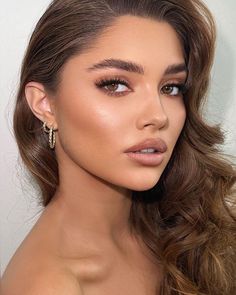 Makeup For Black Dress Hooded Eyes, Bridesmaid Makeup Smokey Eyes, Gold Eyeshadow Wedding Makeup, Natural Glam Gold Makeup, Makeup With Brown Hair, Makeup For Studio Photoshoot, Brown Bronze Makeup, Light Gold Makeup Prom, Neutral Tone Wedding Makeup