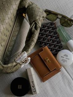 Inside My Bag, Purse Essentials, Handbag Essentials, What In My Bag, Bags Aesthetic, Essential Bag, Mode Inspo, Womens Purses, Looks Style