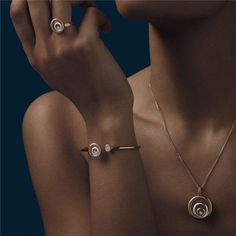 Happy Spirit fascinates by the repetition of the concentric circle motif centred around the dancing diamond, at the origin of the rippling pattern in the water. From the smallest to the largest, the rings nestle perfectly inside each other. Little Diamonds Do Great Things Reference: 858230-9001 METAL: 18k white and rose gold DANCING DIAMONDS: Yes WHITE DIAMOND CARAT: 0.18 GEM-SETTING: with gems Things Reference, Gem Setting, Chopard Jewelry, Dancing Diamond, The Bling Ring, Elegant Jewellery, Julia Roberts, Diamond Bangle, Diamond Carat