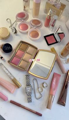 Minimalistic Make Up, Clean Makeup Aesthetic, Makeup Display, Makeup Bag Essentials, Makeup Obsession, Luxury Makeup, Makeup Items, Foto Ideas Instagram, Makati