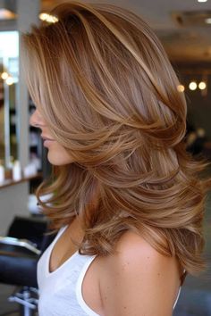 Honey With Blonde Highlights, Light Brown Hair With Strawberry Highlights, Highlights For Hair Ideas, Hair Color For Neutral Undertones, Dark Caramel Blonde Hair, Mechas Color Beige, Brown Hair With Ginger Highlights, Honey Colored Hair, Carmel Brown Hair