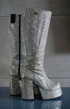 BUFFALO T-24400 CULT super rare silver glitter platform boots 90's Club Kid Grunge 90s 24400 t 37 EUR, 6,5 US WOMEN, 4 UK WOMEN condition: very good vintage made in Spain Platform Boots Silver, Silver Gogo Boots, Winter Silver Glitter Boots, Silver High-top Boots For Winter, Silver Glitter Boots With Round Toe, Silver High-top Platform Boots, Silver High Heel Platform Boots, Silver High Heel Platform Boots For Party, Silver Platform Boots For Winter