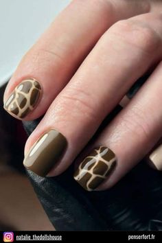 Ces ongles vous transportent instantanément dans les vastes savanes d’Afrique d’un seul coup d’œil. Un imprimé girafe cool et amusant sur chaque ongle, avec des motifs dans les tons marron et beige qui rappellent la fourrure de ces créatures majestueuses. Leopard Nail Designs, Purple Animals, Blue Cow, Complicated Love, Animal Spirit, Print Nails, Leopard Nails, Animal Nails