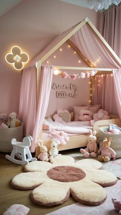 Créez un cocon magique avec cette chambre enfant aux tons pastel de rose et beige. Le lit en bois avec cadre maison est enveloppé de rideaux roses et paré d'une guirlande de fleurs et de petites lumières féériques. Un tapis en forme de fleur et des peluches adorables complètent cet espace chaleureux et inspirant ! 🌙💫 #ChambreEnfant #DécoFéérique #InspirationEnfant #DécoDouce #AmbianceRêveuse Dream Big Little One, Rose Beige, Big Little, Dream Big, Kids Bedroom, Little One, Roses, Bedroom