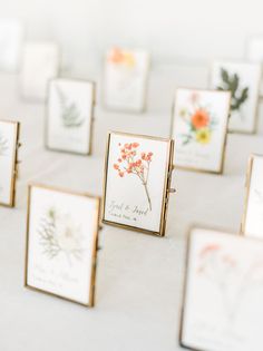 there are many small cards with flowers on them