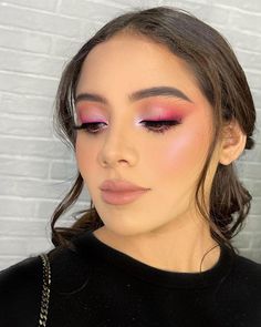 Magenta Eyeshadow Look, Fuschia Makeup Looks, Makeup For Hot Pink Dress, Makeup For Pink Outfit, Pink Inspired Makeup, Baby Pink Makeup Looks, Make Up Fucsia, Makeup Fucsia, Makeup Rosado