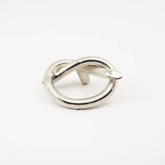 a silver ring on a white surface with an arrow in the middle and two circles around it