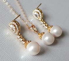 Pearl White Round Jewelry Set For Wedding, Gold-plated Pearl Pendant Earrings For Wedding, White Pearl Drop Jewelry Sets For Wedding, Gold Wedding Jewelry Ideas For Bride, White Pearl Drop Jewelry Sets, Elegant Pearl White Bridal Earrings With Matching Set, Jewelry Prom, Gold Bridal Jewelry, Pearl Wedding Earrings