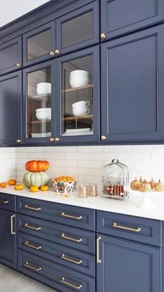 Open kitchen bar ideas Kitchen Cabinets Color Combination, Modular Kitchen Cabinets, Kitchen Aesthetics, Modern Kitchen Cabinet Design, Modern Kitchen Interiors, Kitchen Interior Design Decor, Kitchen Interior Design Modern, Kitchen Design Plans