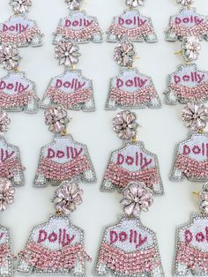 Les boucles d’oreilles Dolly Inspired Fringe Jacket sont tout simplement parfaites pour les fans de Dolly ! Idéal pour les soirées à thème, les visites au Tennessee, les enterrements de vie de jeune fille, les cadeaux pour les fans, etc.



 Les photos ne rendent pas justice, elles sont tout simplement magnifiques !

 Il apportera tellement de beauté, de luxe et de plaisir à votre tenue.

 Elles sont très confortables, extrêmement légères, vous aurez l'impression de ne pas porter de boucles d'o Dolly Decorations, Bachelorette Party Dolly Parton, Dolly Bachelorette Party, Dolly Birthday Party, Dolly Parton Party Theme, Dolly Bachelorette, Dolly Parton Themed Birthday Party, Dolly Parton Bachelorette Party, Dolly Parton Birthday Party