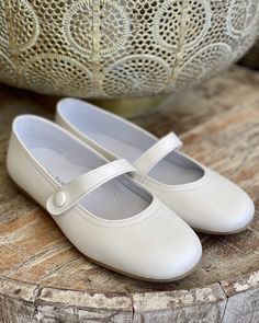 Beautiful and comfortable Spanish shoes for girls to wear on special occasions, such as the first communion. The closure of the shoes is with velcro. Please refer to the size conversion table. 100% leather Made in Spain Final sale, no exchanges nor returns will be available Classic White Mary Janes With Leather Sole, White Closed Toe Mary Janes With Removable Insole, White Leather Sole Mary Janes With Closed Toe, Classic White Closed Toe Mary Janes, Classic White Round Toe Mary Janes, White Leather Mary Janes With Round Toe, Classic White Mary Janes With Round Toe, Classic White Leather Mary Janes, Classic Mary Janes With Soft Sole And Closed Toe