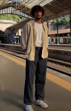 Men Long Torso Fashion, Guy Fall Fits, Thrifted Guy Outfits, European Street Style Men, Men’s Aesthetic, Boyfriend Outfits Men, It Boy Outfit, Men’s Outfit Aesthetic, Loose Fit Outfit Men