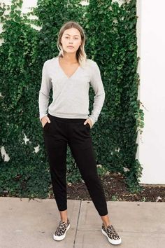 My Favorite Easy Ways To Wear Jogger Pants For Women 20+ Ideas 2020 Jogger Pants Work Outfit, Joggers Outfit Women 2023, Athleta Venice Jogger Outfit, Joggers Work Outfit Women, How To Wear Jogger Pants, How To Style Joggers For Women Casual, How To Wear Joggers Women Casual, Black Joggers Outfit Work, Black Jogger Outfits