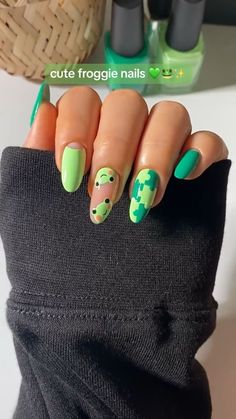 Nail Frogs, Cute Frog Nail Art, Frog Design Nails, Frog Nail Art Designs, Cute Frog Nail Designs, Funky Summer Acrylic Nails, Summer Nails Funky, Frog Nail Ideas, Funky Nail Art Trendy