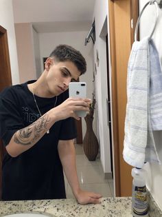 Short Aesthetic Hair Men, Hairstyles For School Boy, Taper Fade Short Hair, Mens Haircuts Straight Hair, Men Selfie, Short Hair For Boys, Top Hairstyles For Men