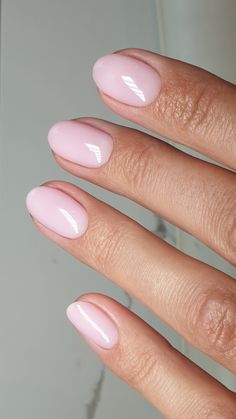 Pedicure Ideas For Bridesmaid, Short Uv Gel Nails Simple, Shellac Simple Nails, Light Pink Oval Nails Short, Round Gel Manicure, Dip Nails Squoval, Short Rounded Pink Nails, Round Nails Summer Colors, Manicure Ideas For Short Nails Pink