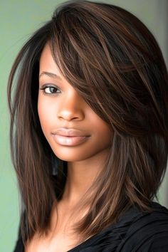 40 Trendsetting Medium-Length Layered Haircuts for 2024 - The Hairstyle Edit Medium One Length Hair, Midlength Haircuts Black Women, Layered Angled Haircut, Principal Hairstyles, Signature Haircut, Hair For Fuller Faces, Messy Short Hair Cuts, Trendy Haircuts For Long Hair 2024, Hair With Extensions Hairstyles