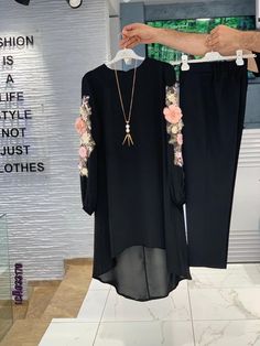 Pakistani Women Dresses, Stylish Short Dresses, Pakistani Fancy Dresses, Fashion Top Outfits, Mode Abaya, Fancy Dresses Long, Modest Dresses Casual, Dress Design Patterns