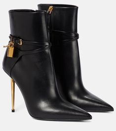 Pointed Ankle Boots, Super High Heels, Carrie Bradshaw, Boots Fall, Black High Heels, Heel Boots, Short Boots, Black Booties, High Heel Boots