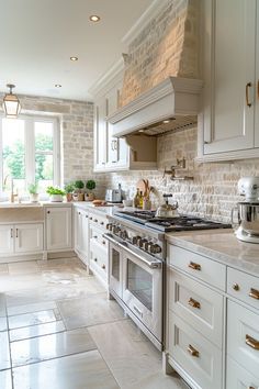 French Kitchen Design, Kitchen Design Tips, Renovated Kitchen, French Kitchen Decor, French Country Kitchens, Dream Kitchens Design, Kitchen Cabinets Decor, Cottage Kitchens, French Country Kitchen