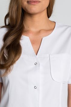 Vestuario profesional y uniformes de diseño - ropa de trabajo para profesionales - chaqueta blanca manga corta low cost Lady M, Medical Uniforms, Nurse Uniform, White Tunic, Short Sleeve Tunic, White Gowns, Long Tunic, Light Turquoise, Womens Tunics