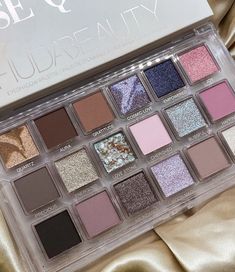 Aesthetic Makeup Palette, Huda Beauty Eyeshadow Palette, Huda Beauty Eyeshadow, Face Art Makeup, Makeup Is Life, Fancy Makeup, Luxury Makeup, Makeup Items, Makeup Eyeliner