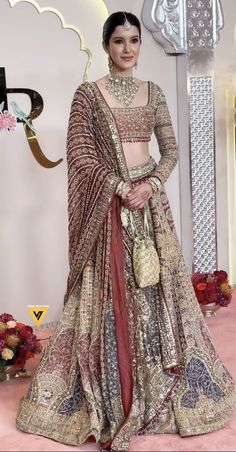 Lehenga Tops, Wedding Lehngas, Shanaya Kapoor, Chaniya Choli Designs, Bridal Lehenga Online, Fashion Design Books, Wedding Lehenga Designs