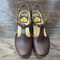 Brown Leather Clogs, Look Cute Alone Or With Your Favorite Cozy Socks. These Are Surprisingly Comfortable And Lightweight. Worn And Show Some Wear. Size 37 Swedish Hasbeens, Cozy Socks, Leather Clogs, T Strap, Mule Clogs, Mules Shoes, Tan Brown, Clogs, Brown Leather