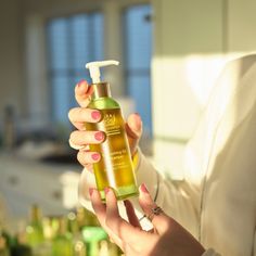 Une huile multi-vitaminée qui nettoie et dissout le maquillage en douceur. Formulée avec de précieuses huiles végétales, cette huile nettoyante élimine les impuretés des pores tel que la pollution, l'excès de sébum, ou encore le maquillage tout en respectant la barrière hydrolipidique. Elle apporte à la peau des oméga 3 et des vitamines A, C et E. Grâce à un complexe de plantes cette huile prévient du vieillissement cutanée.