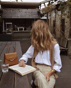 Parisian Outfits, 2020 Style, Style Parisienne, An Open Book, Jeanne Damas, Paris Mode, Looks Street Style, Reading A Book, Outfit Look