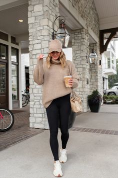 Sporty Mom Outfits, Fall Beach Outfits, Athleisure Outfits Winter, Casual Winter Fashion, Casual Sporty Outfits, Trendy Winter Outfits, Cella Jane, Sneaker Outfits Women, Casual Outfits For Moms