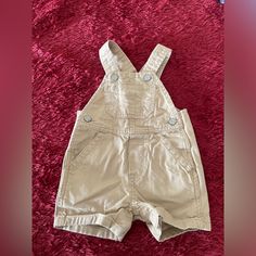 Baby Gap Overall Shorts 3-6 Months In Khaki. Unworn Condition Cute Shorts With Pockets For Playtime, Cute Playtime Shorts With Pockets, Gap Cotton Bottoms For Playwear, Baby Gap, Overall Shorts, 6 Months, Gap, Overalls, Fast Delivery