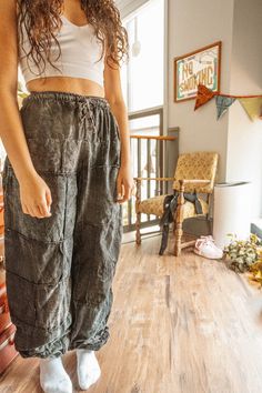 Black Hippie Bottoms With Elastic Waistband, Black Hippie Long Pants, Black Cotton Hippie Pants, Black Patchwork Bottoms For Festival, Bohemian Black Patchwork Bottoms, Cotton Harem Bottoms With Patchwork, Cotton Patchwork Harem Bottoms, Unique Pants, Estilo Hippy