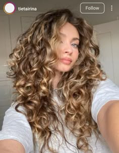 Blonde Curls Hairstyles, Light Brown To Blonde Balayage Curly Hair, Shadow Root Curly Hair, Honey Caramel Curly Hair, Long Curly Hair Blonde Highlights, Blonde Highlighted Curly Hair, Light Honey Brown Hair Curly, Curly Light Hair, Balayage Hair Curly Hair