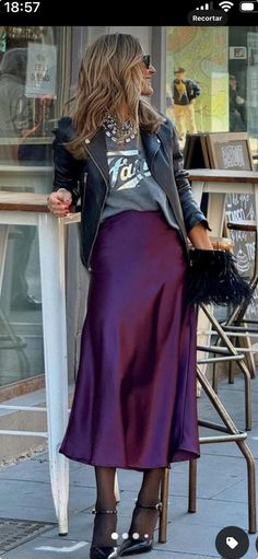 Purple Skirt Outfit, Satin Skirt Outfit, Chique Outfit, Makijaż Smokey Eye, Moda Chic, Purple Skirt, Satin Midi Skirt, Looks Street Style, A Skirt