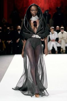 Interesting Silhouettes Fashion, Cape Runway, Anok Yai, Dystopian Fashion, Runway Fashion Couture, Stephane Rolland, Graduation Project, School Fashion