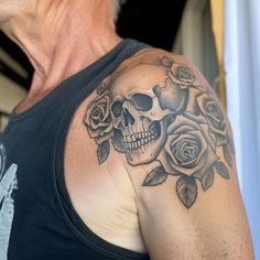 Close-up of a detailed skull and rose tattoo design on a person's arm, symbolizing mortality and beauty. Skull And Roses Tattoo Design, Tattoo Design For Arm, Skull And Roses Tattoo, Tattoo Crane, Skull And Roses, Roses Tattoo, Detailed Tattoo