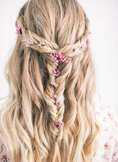 Hairstyle Bridesmaid, Festival Braid, Festival Hairstyles, Boho Braid, Coachella Makeup, Engagement Hairstyles, Bohemian Braids, Flowers In Her Hair, Best Wedding Hairstyles