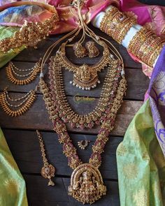 From Amazon, a jewelry set that combines elegance and style. Full Bridal Jewellery Set, South Indian Bridal Jewellery, Bridal Jewellery Set, Bridal Jewelry Sets Brides, Wedding Jewelry Sets Bridal Jewellery, Bridal Jewellery Inspiration, Indian Wedding Jewelry Sets, Bride Jewelry Set, Bridal Jewels