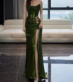 Formal Dress With Gloves Evening Gowns, Elegant Green Dress Classy, Prom Dresses Old Money, Green Red Carpet Dresses, Couture Fashion Gowns, Open Back Outfit, Green Sparkly Dress, Green And Gold Dress, Hot Prom Dress